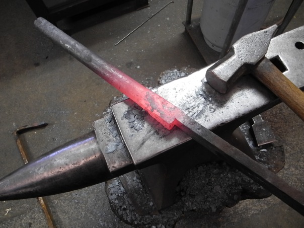The stem are forge welded together and forged round in the lower part. It is kept square in the thickest part. You can see the the seam after the welding. Photo: Mattias Helje