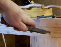 In the front of the bench we countersunk the nails with a knife. Photo: Roald Renmælmo