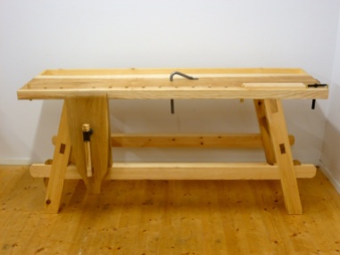 The finished workbench from the side. The long stretchers, made of pine, have keyed trough tenons. Photo: Anton Nilsson