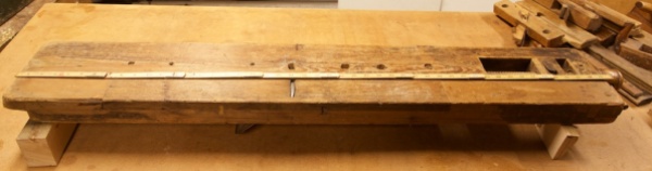 Lengda av benken er ca. 2 alen. Bredda er 8" og tjukna er 6 cm. Foto: Roald Renmælmo