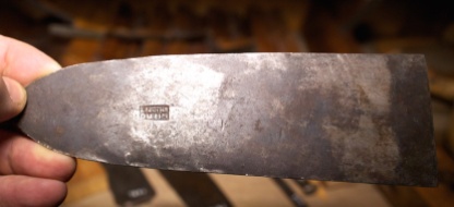 Plane iron that seems to have similar age as the Arendtz tools. Photo: Roald Renmælmo