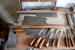 Saws, chisels and axes from the tools delivered by Jan Arendtz in 1664. Photo: Roald Renmælmo