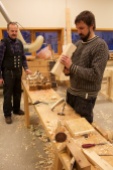Jon og Einar arbeider med golvplogar. Foto: Roald Renmælmo