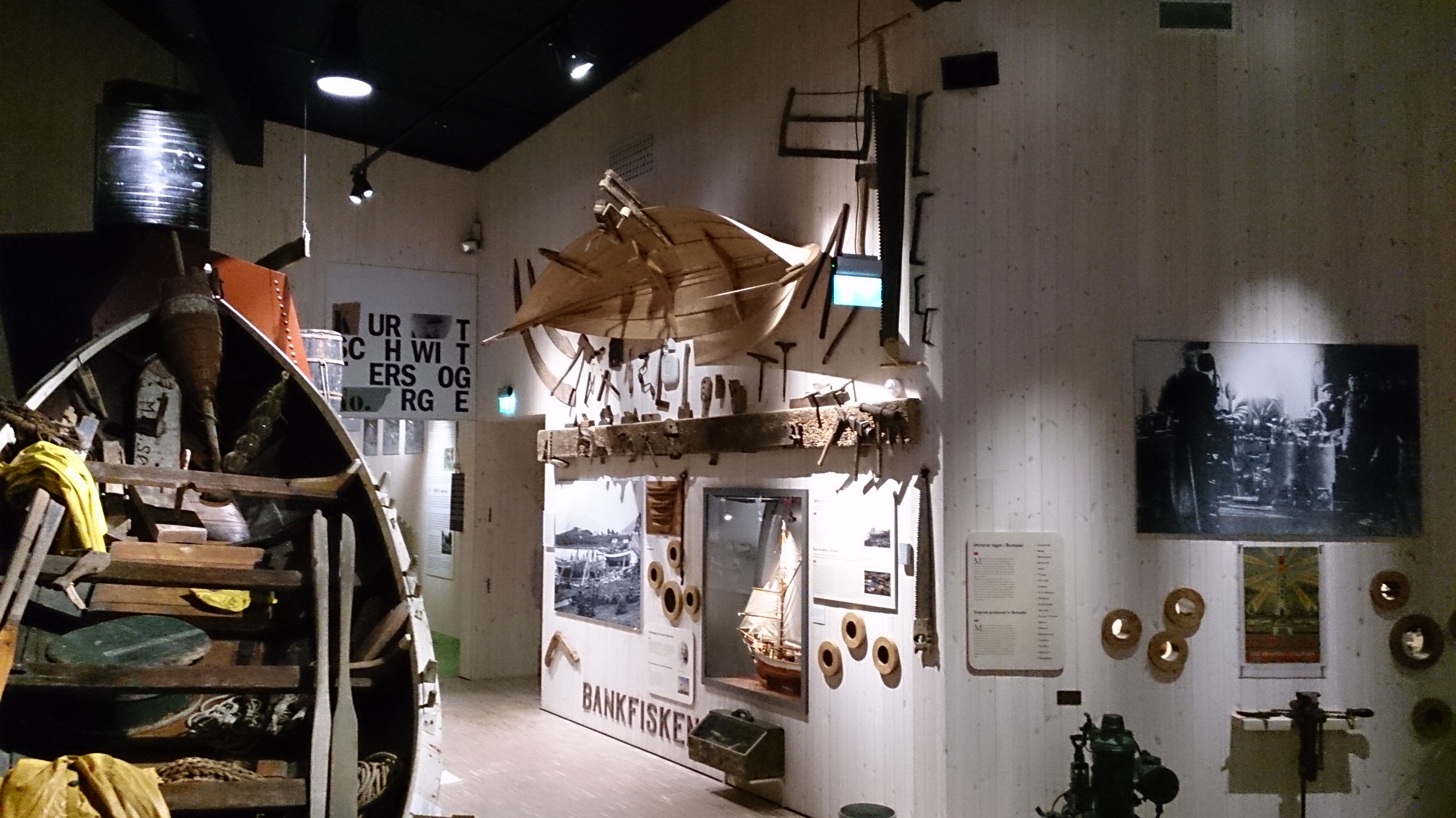 Høvelbenken i utstillinga på museet. Foto: Øyvind Vestad